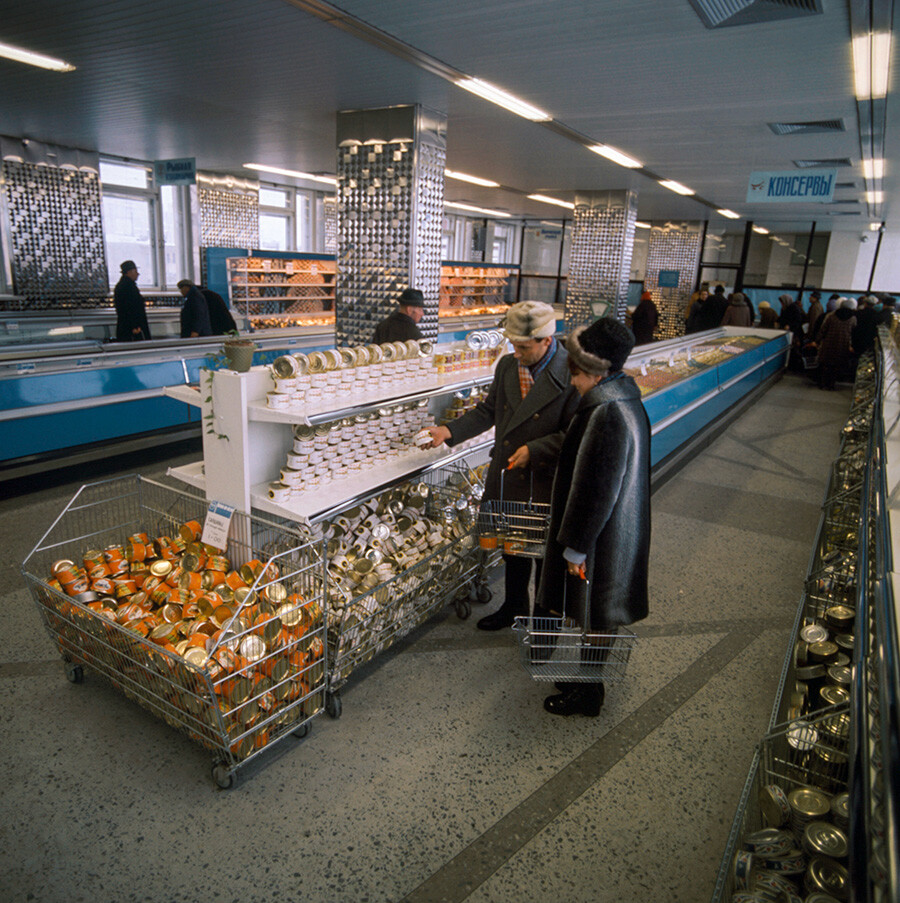 Sebuah toko ikan di Murmansk, Rusia utara, 1976.