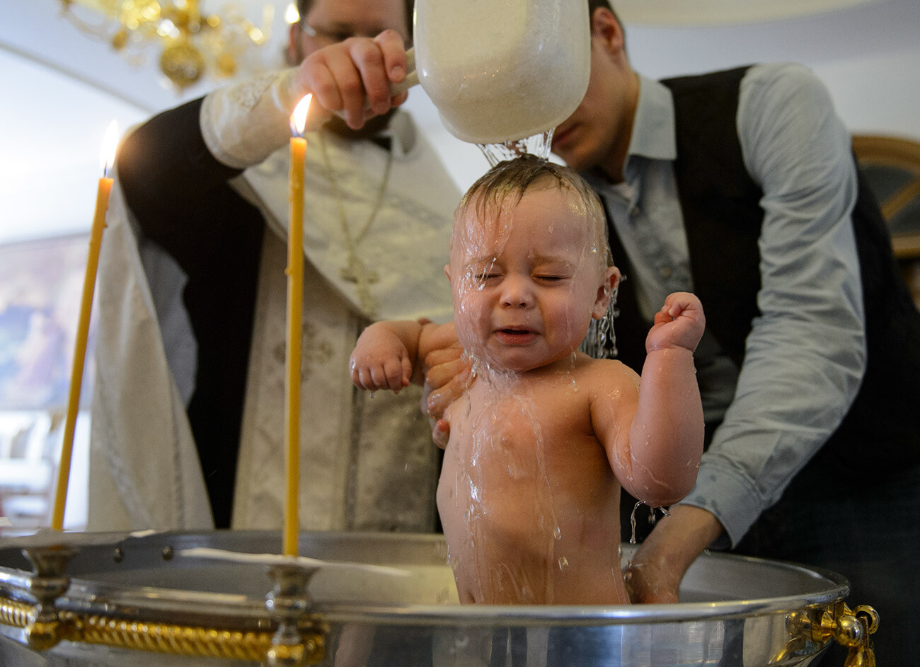 Durant une cérémonie de baptême en Russie