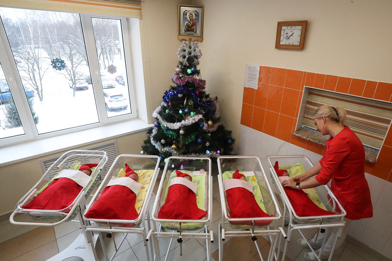 Une employée d'un centre périnatal et des nouveau-nés dans la région de Moscou