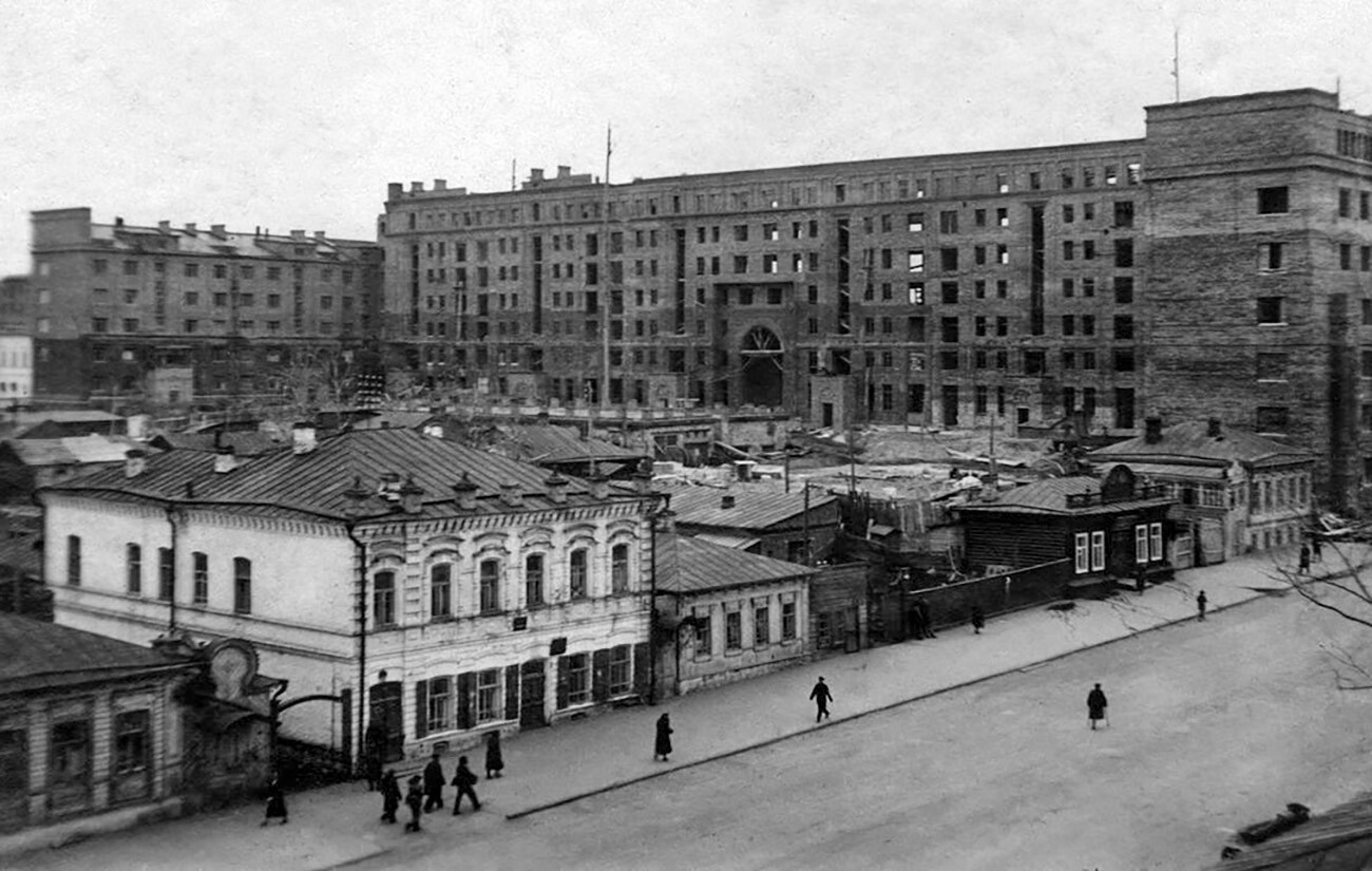 Строительство 7-этажного жилого дома в 1930-х