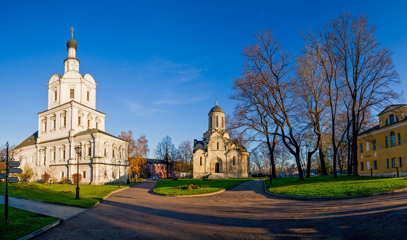 Mosteiro Spaso-Andronikov e Catedral Spassky (centro)
