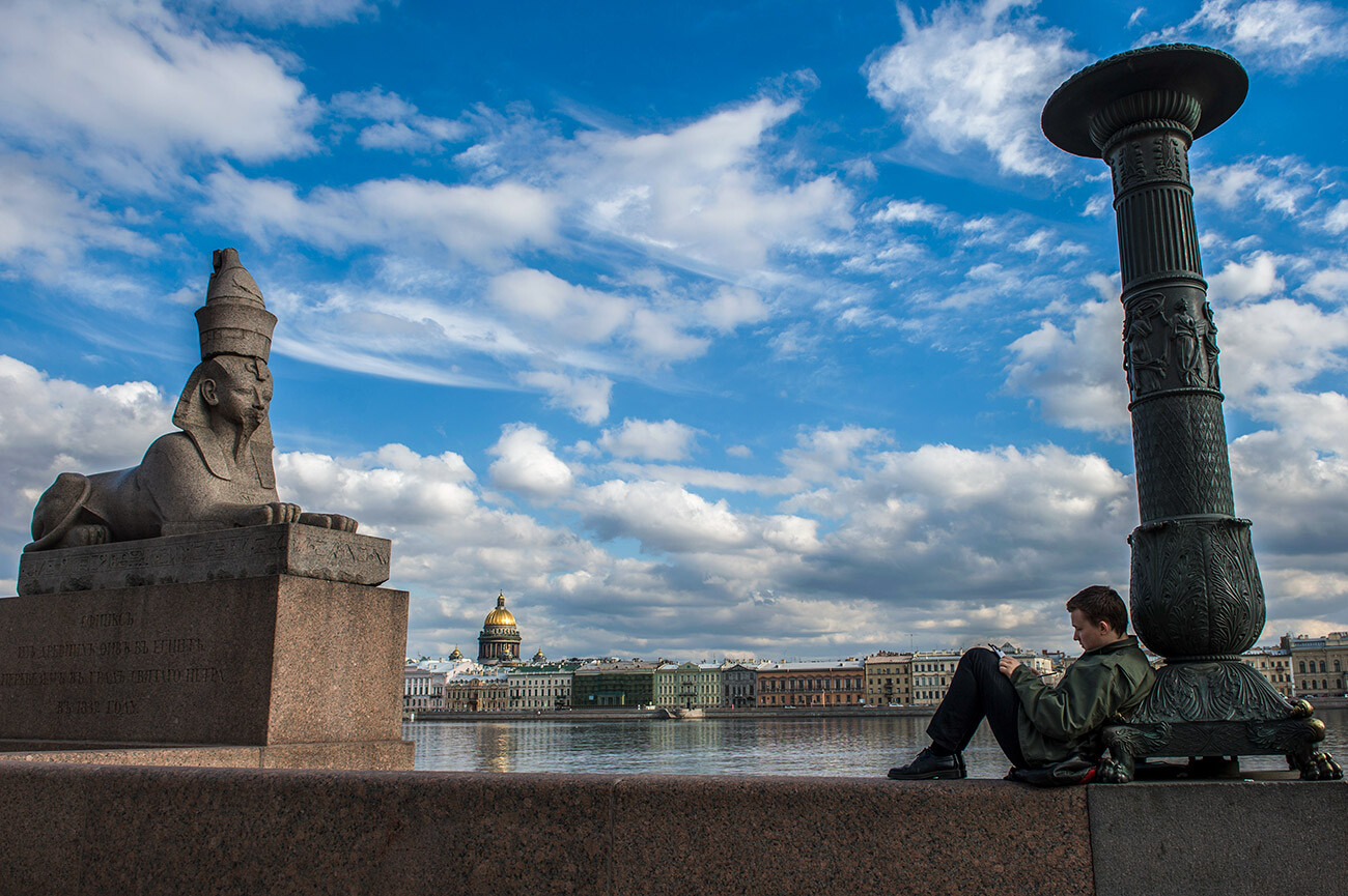 Mlad fant riše na Univerzitetnem nabrežju v Sankt Peterburgu.