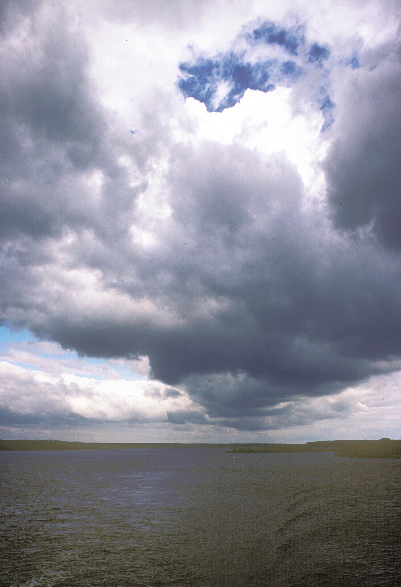 シェクスナ川。クロヒノ付近に嵐を呼ぶ黒雲が近づく。1991年8月8日。