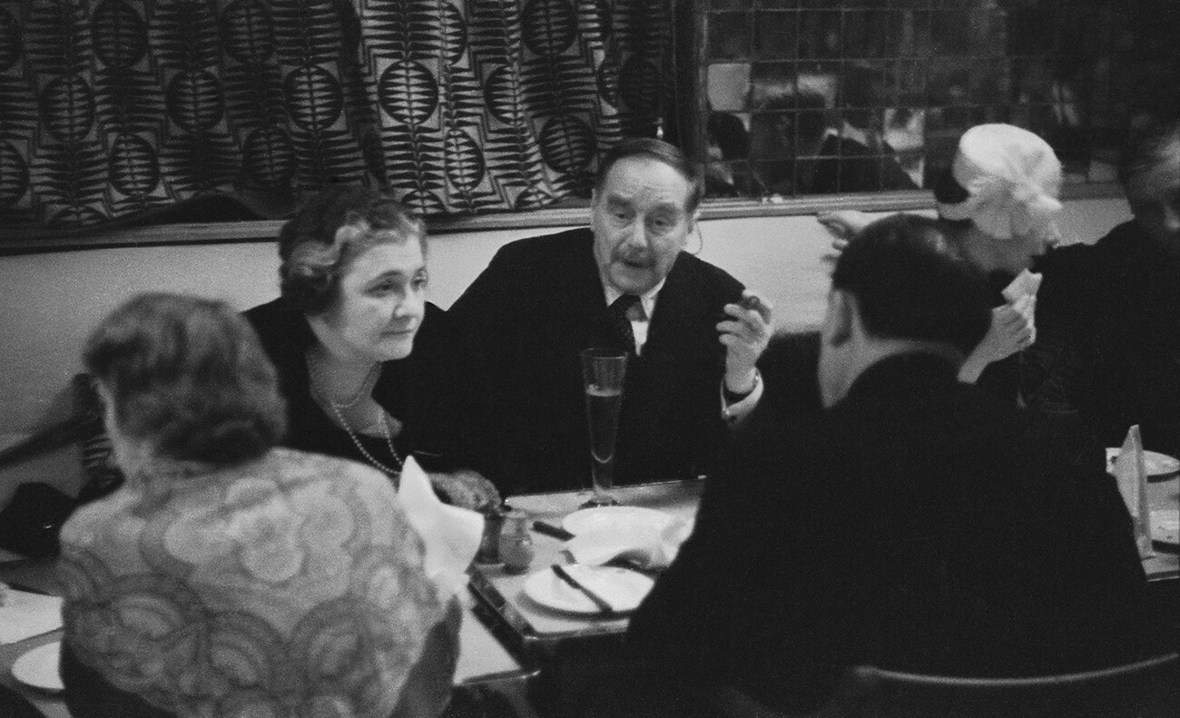 Angleški pisatelj H. G. Wells (1866-1946) kadi cigaro po kosilu v klubu Gargoyle, Soho, London, 25. marec 1939. Prvotna objava: Picture Post - 110 - Soho - pub. 1939
