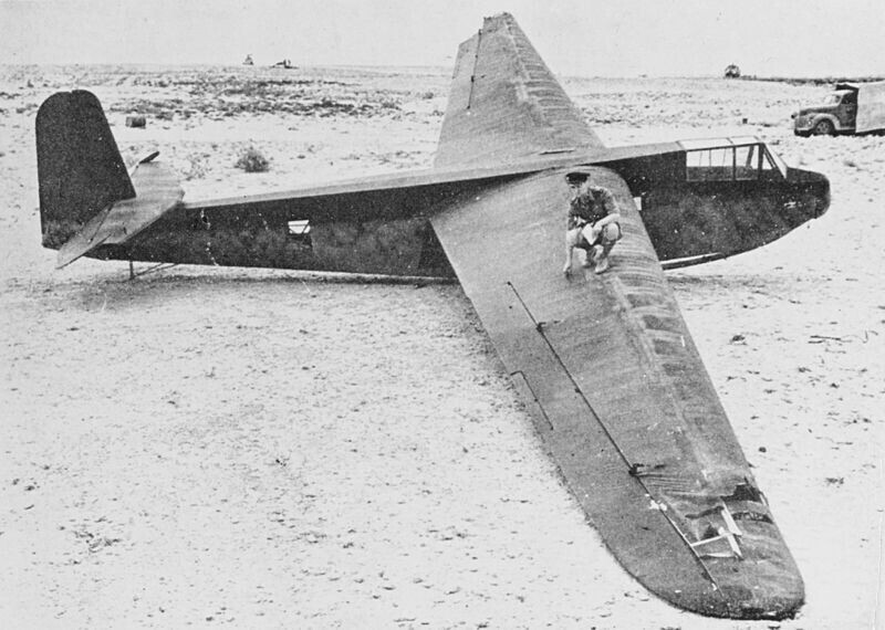 DFS 230 напуштен во Северна Африка, 1942 година.

