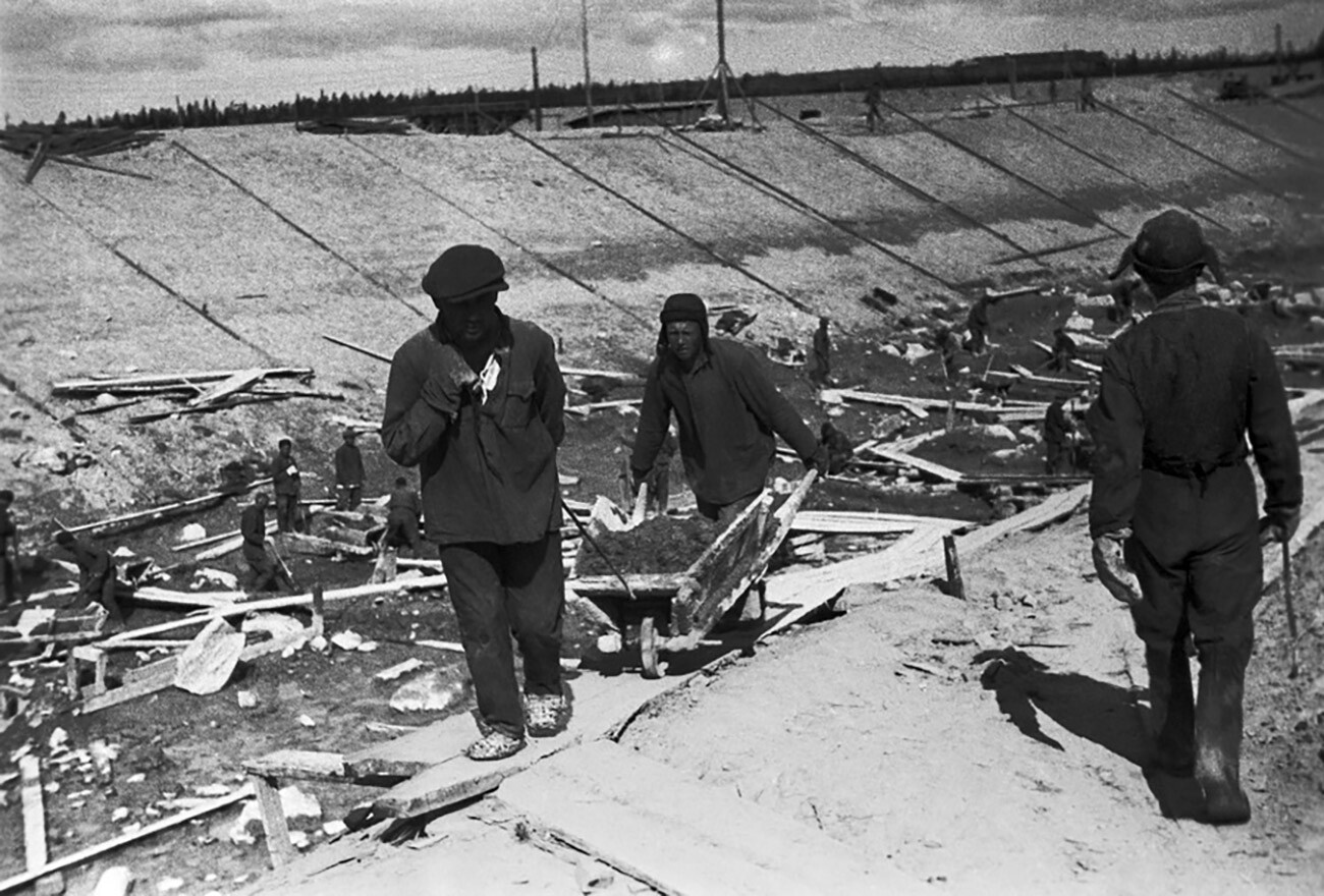 Construction du canal de la mer Blanche par des prisonniers