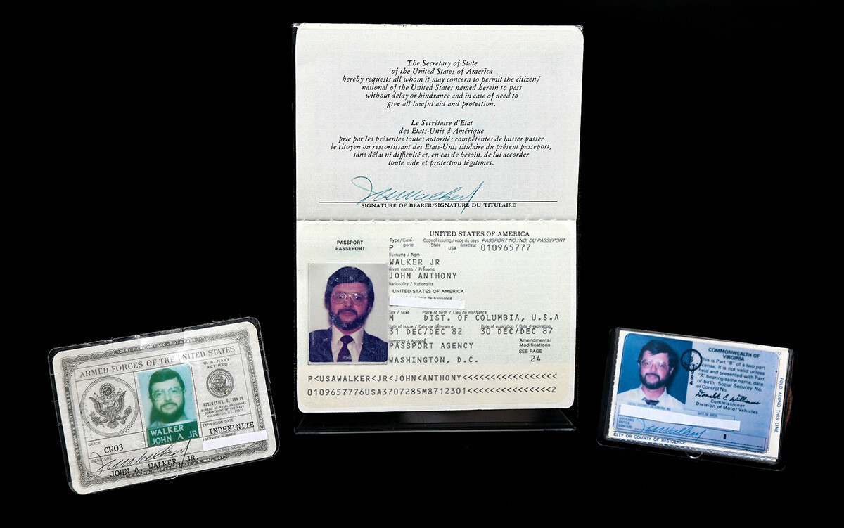Documentos de identificação usados pelo espião John Anthony Walker, incluindo carteira de motorista, passaporte americano e identidade militar.