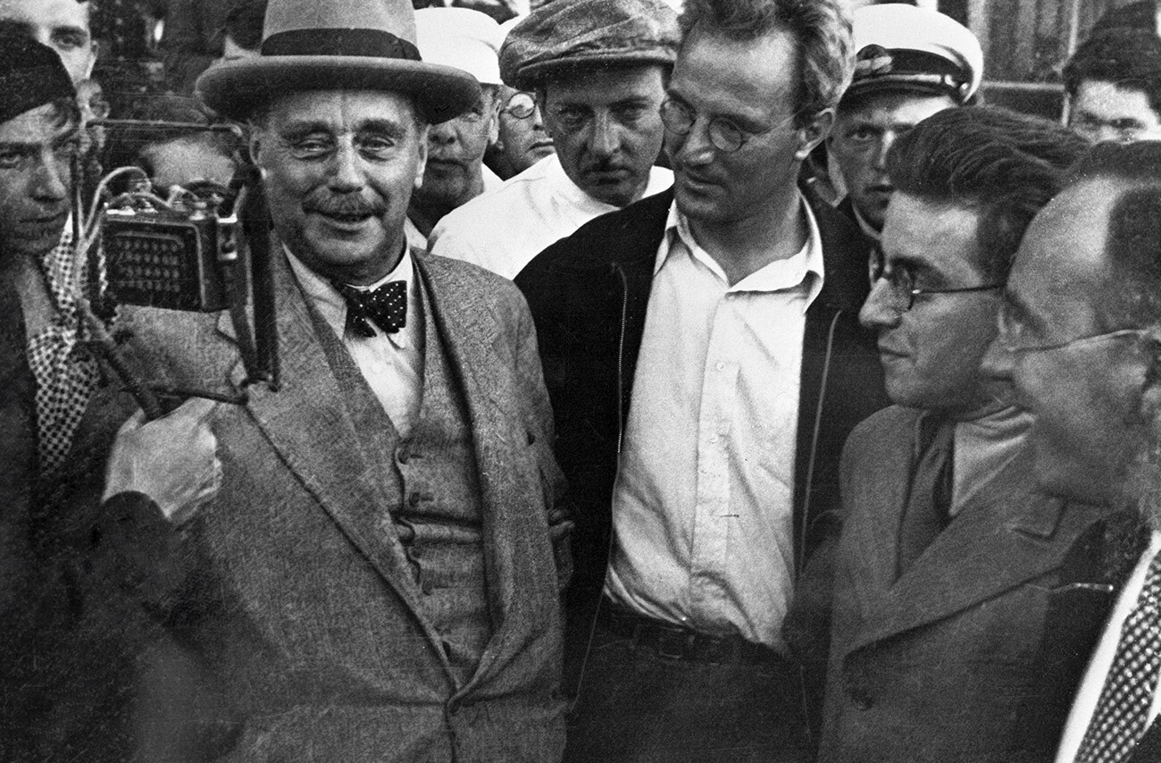 Герберт Уэллс выступает перед встречающими в аэропорту во время пребывания в Советском Союзе. 