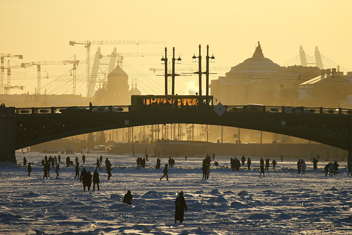 Pessoas caminhando no rio Nevá congelado, no centro de São Petersburgo, no início de março de 2018
