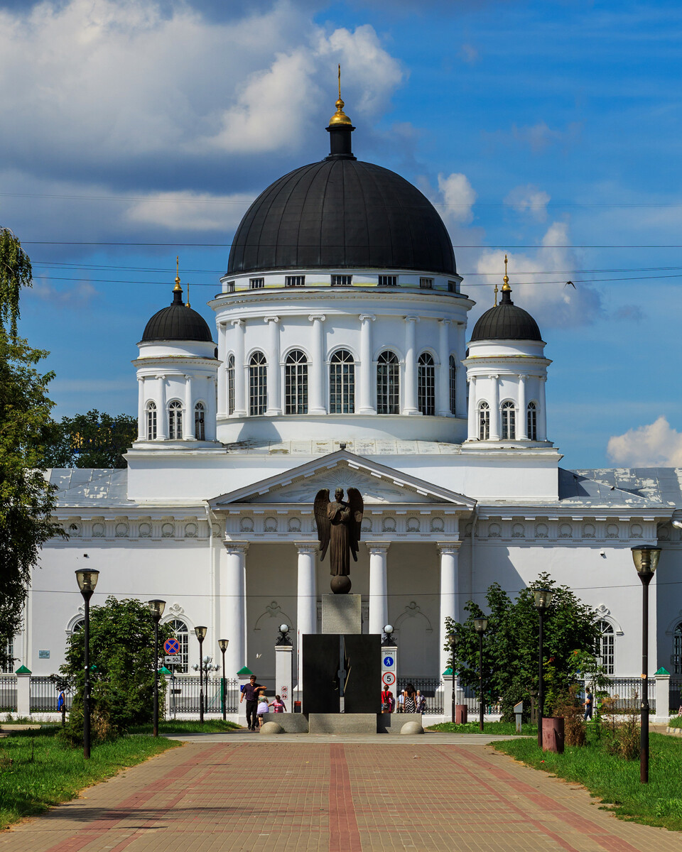 Староярмарочный собор Огюста де Монферрана похож на его другое детище - Исаакиевский собор в Санкт-Петербурге