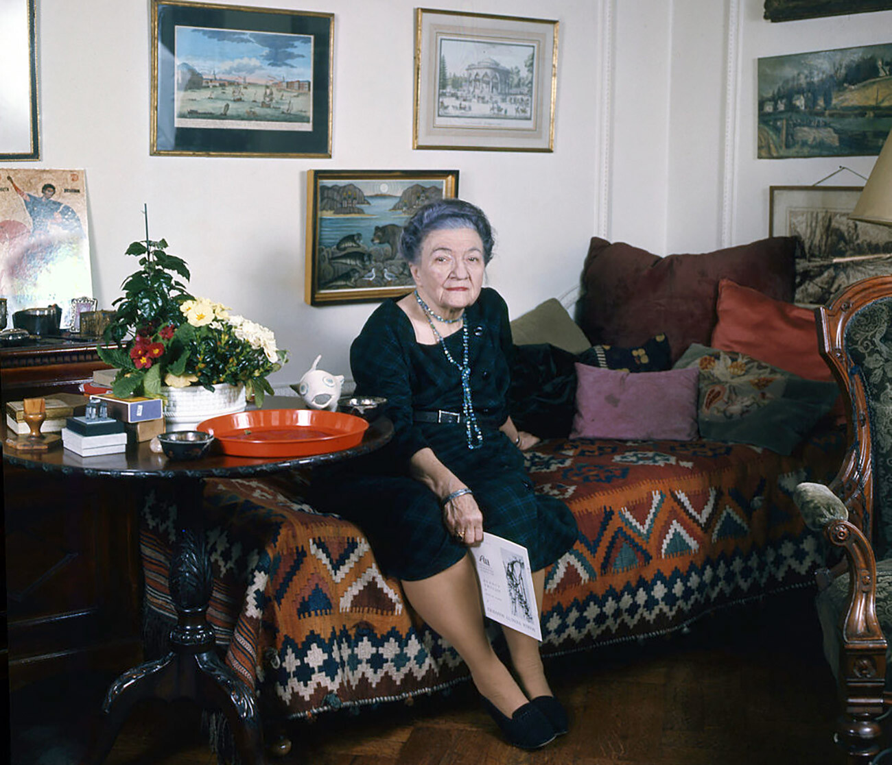 Mura Budberg u svom stanu u Londonu, 1972. 
