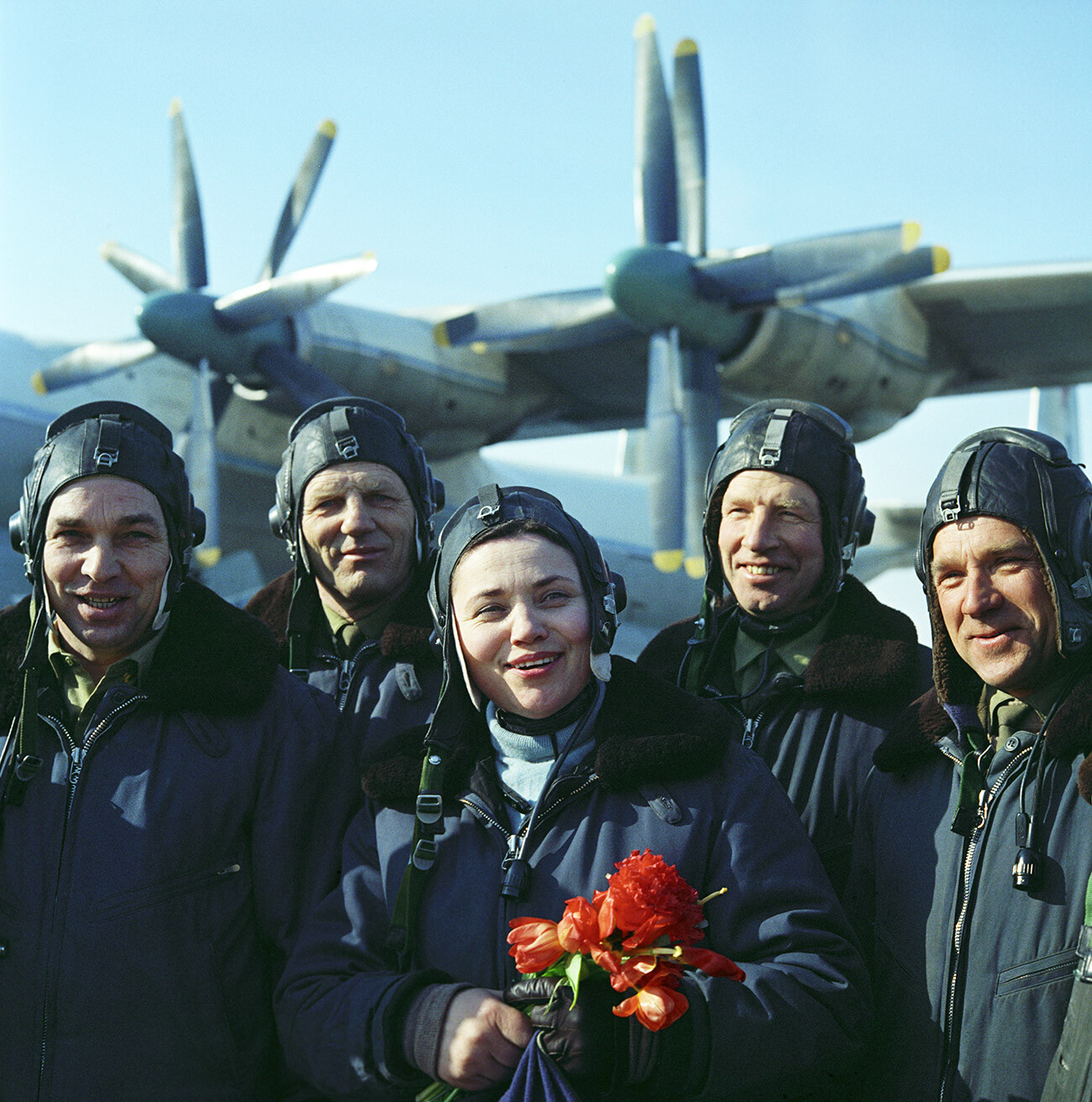 Testpilotin der ersten Klasse, Ehrenmeisterin des Sports der UdSSR, mehrfache Weltrekordhalterin Marina Popowitsch und ihre Besatzungsmitglieder nach Abschluss eines Testflugs mit dem schweren Turboprop-Transportflugzeug AN-22. 