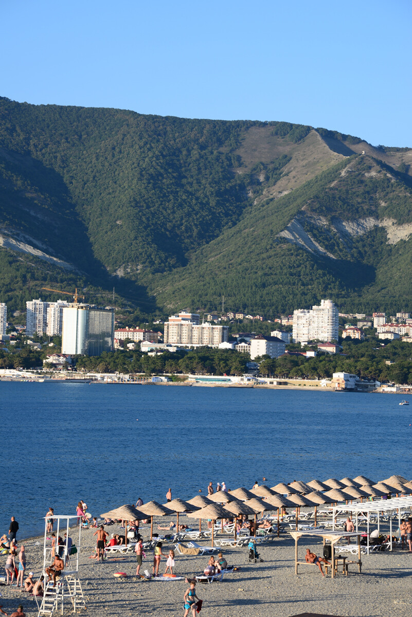 yacht blu e bianco sardegna