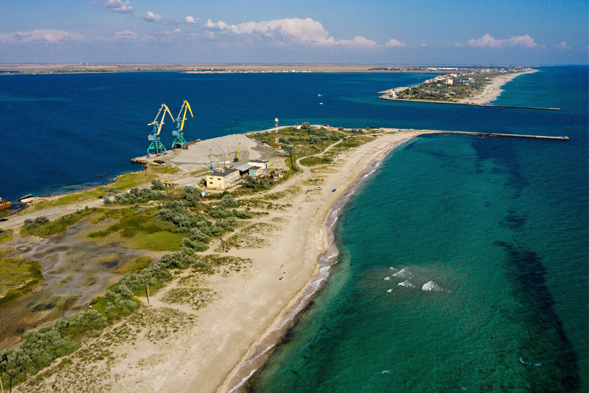 yacht blu e bianco sardegna