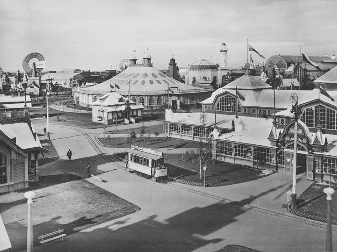 Tentes de foire et tramway