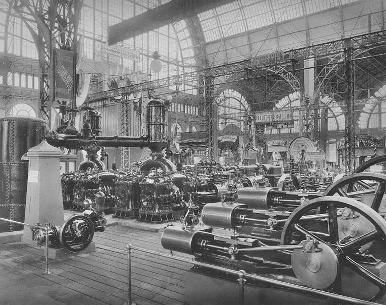 À l'intérieur du pavillon des machines