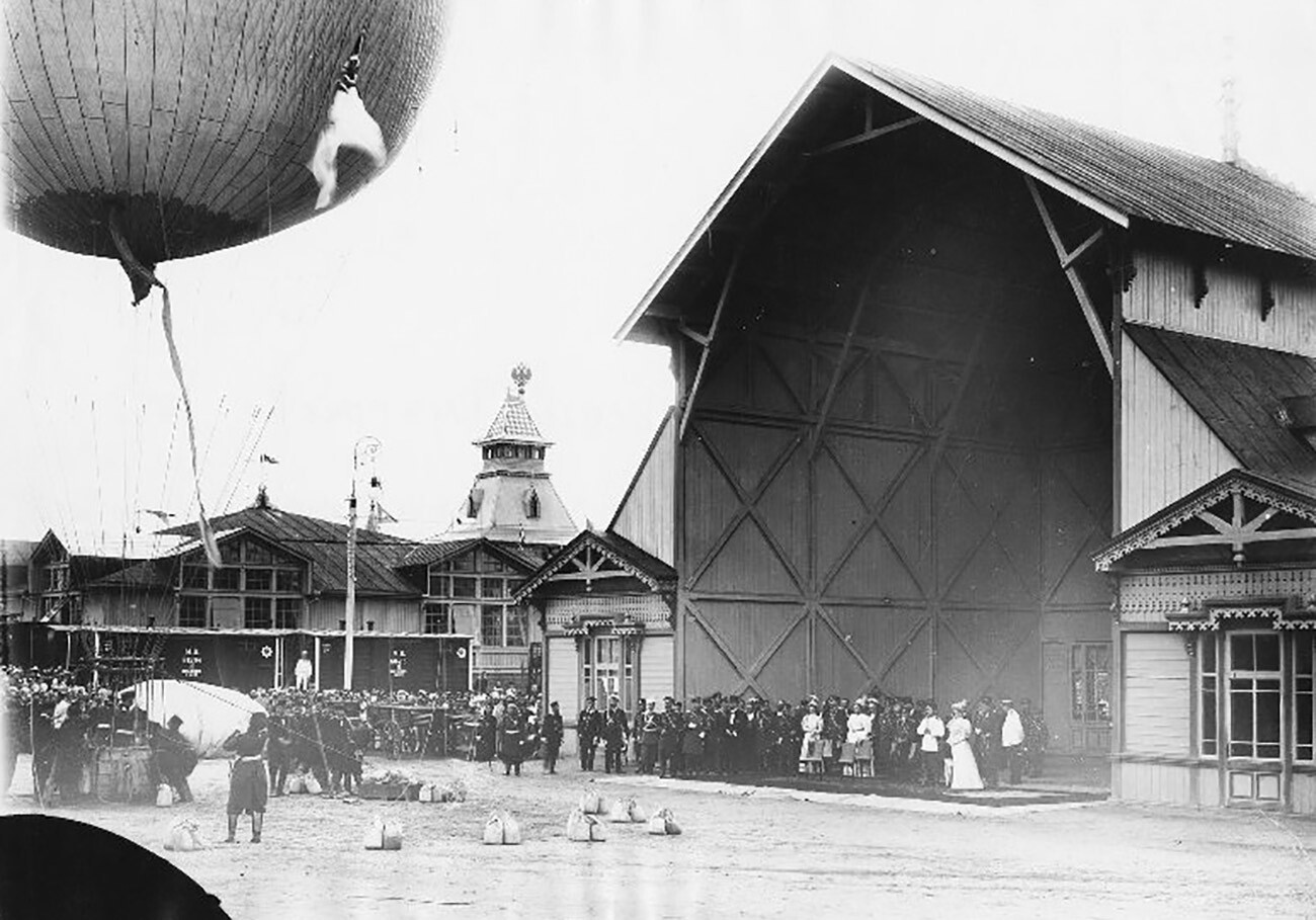 Николай II със семейството му посещават Въздухоплавателният парк на изложението