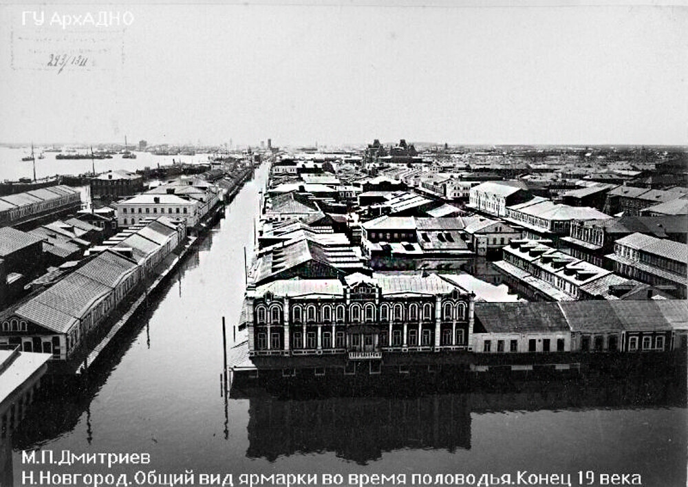 Vista geral da feira durante a maré alta do rio Oka, 1890