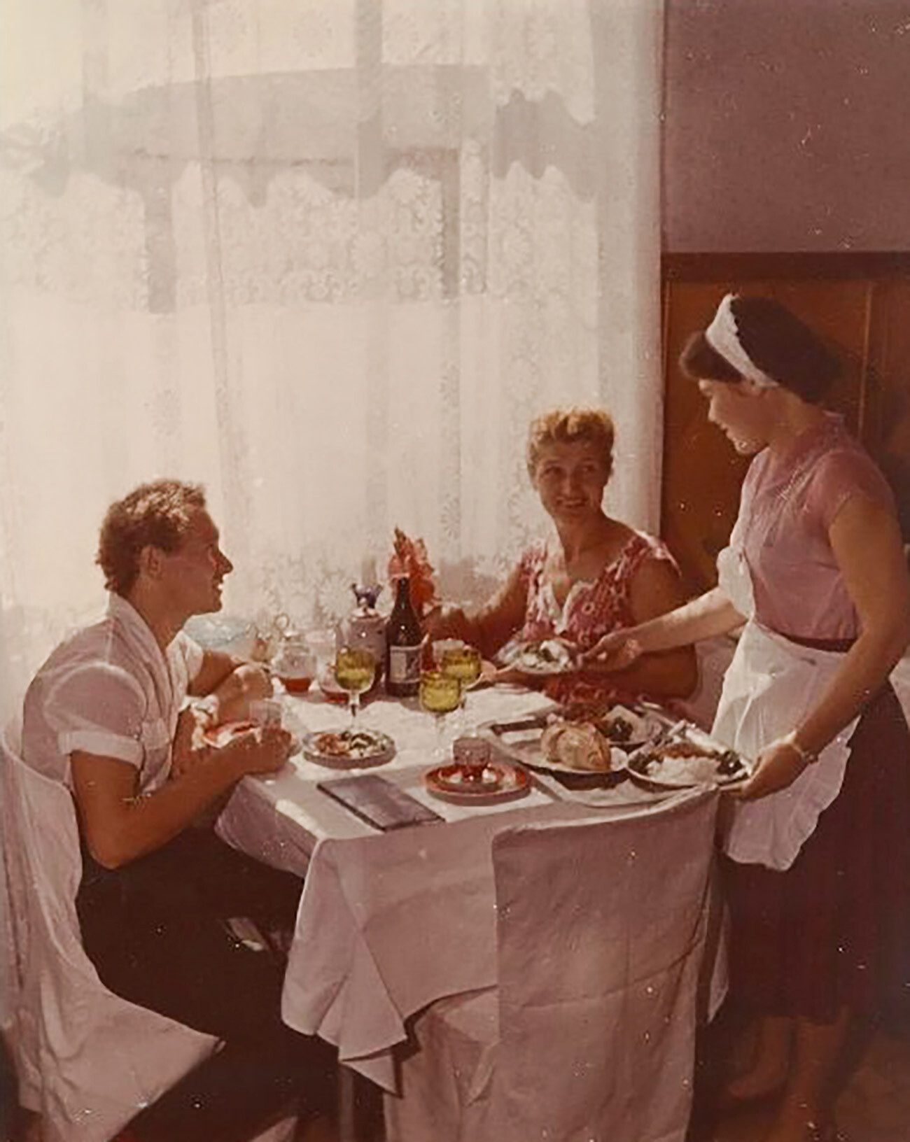„In einem Restaurant”, 1950er Jahre.