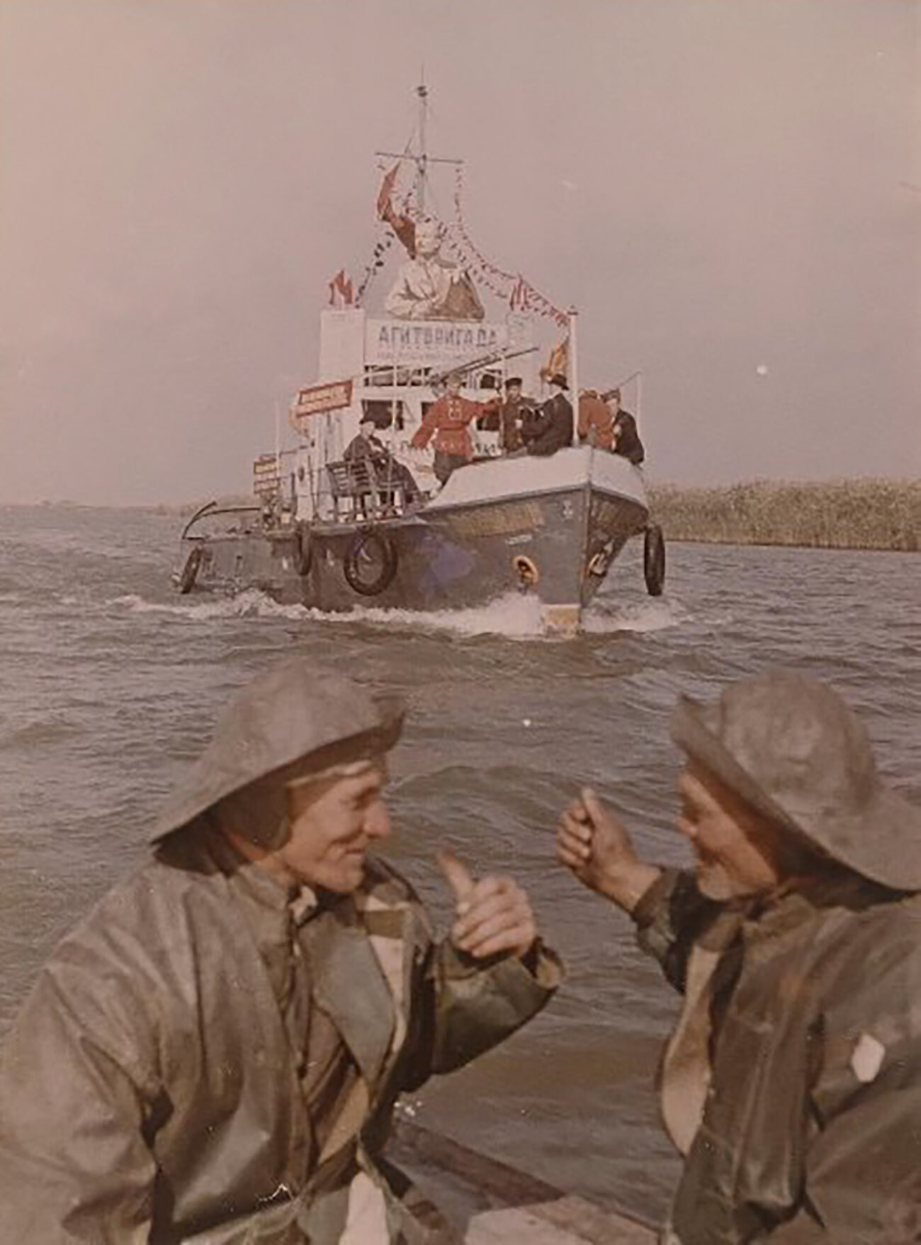 „Das Agitatatoren-Team der Fischer begibt sich Fischzug”, 1950er Jahre.