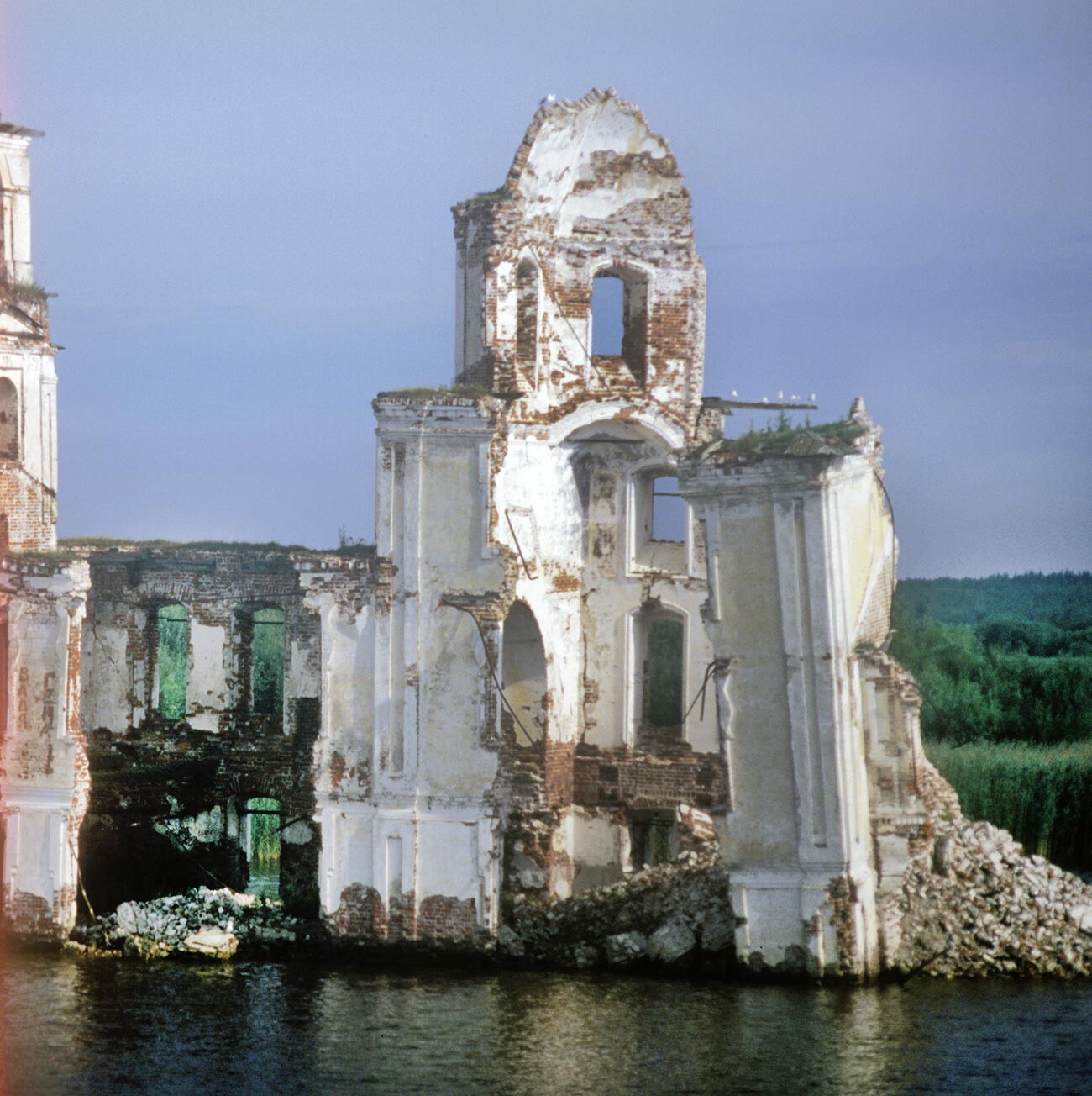 Krokhino. Chiesa della Natività. Vista sud con solo porzioni superstiti delle pareti ovest e nord della struttura principale. Angolo sud-est poco prima del crollo. 14 luglio 2007