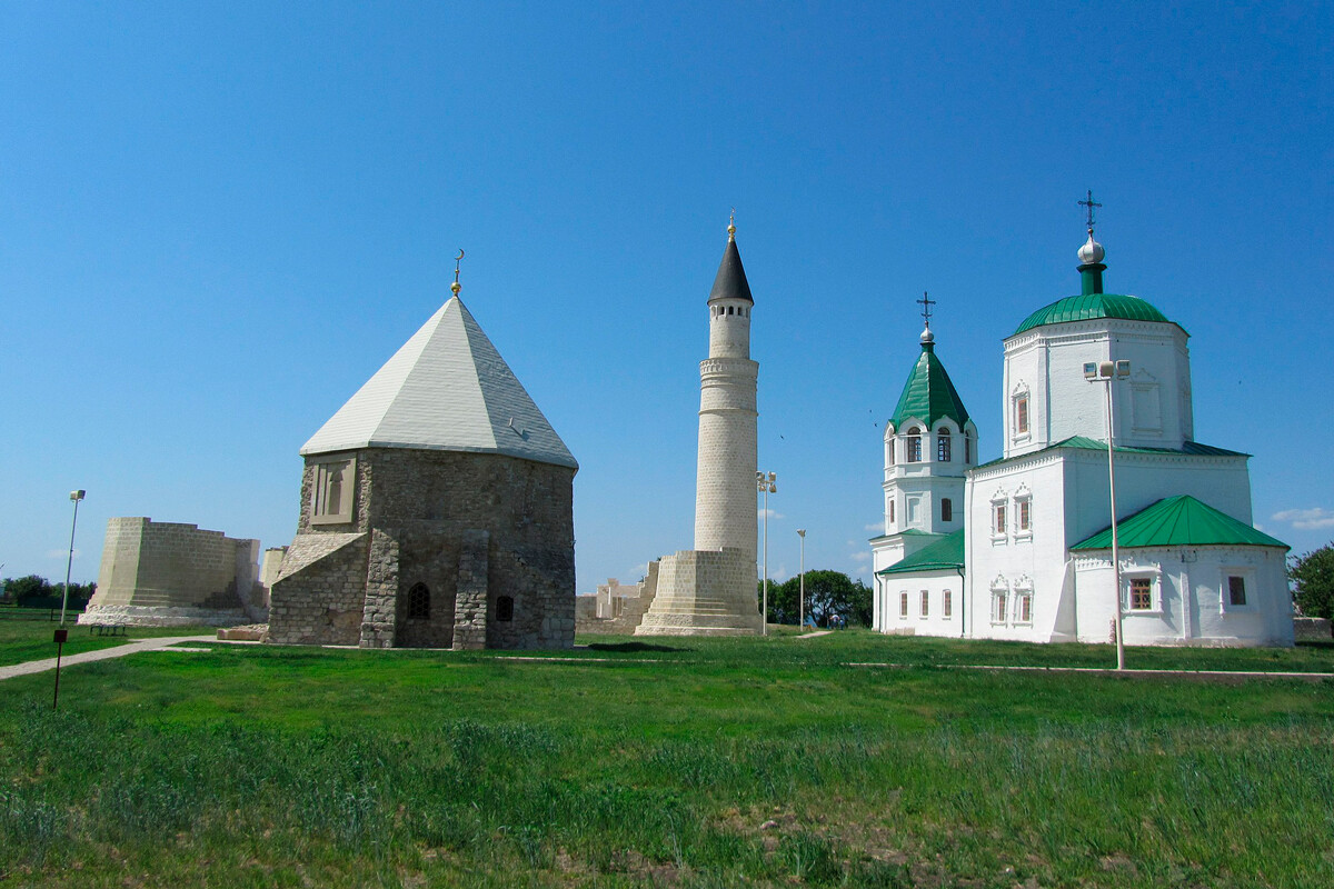 Комплекс споменика архитектуре 13-14. века (архитектонски комплекс „Болгари“).
