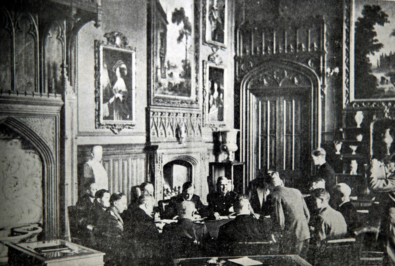 В Парадной столовой дворца состоялись два совещания министров иностранных дел СССР, США и Великобритании