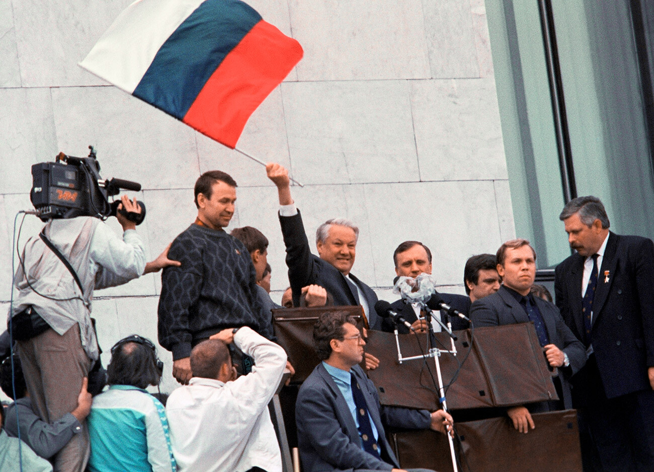 Митинг у Белого дома в августе 1991 года. Президент России Борис Ельцин с флагом