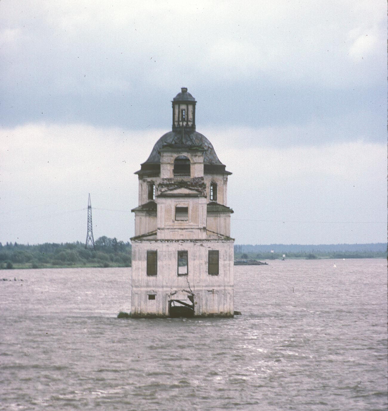 Krokhino. Église de la Nativité. Vue avec clocher et vestibule devant la structure principale, le 8 août 1991
