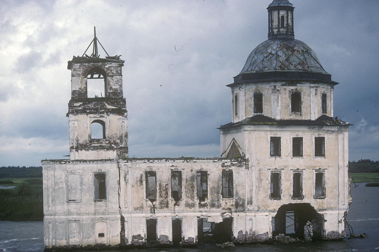 Krokhino. Église de la Nativité. Vue avec vestibule et clocher s'étendant de la structure principale. Le 8 août 1991