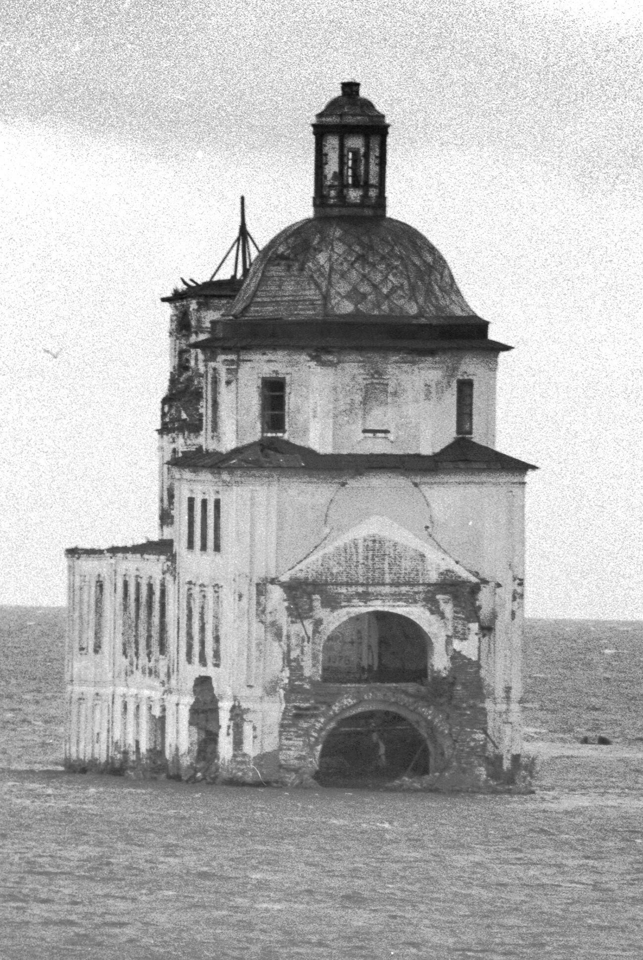 Krokhino. Église de la Nativité. Vue avec contours de l'abside, le 8 août 1991