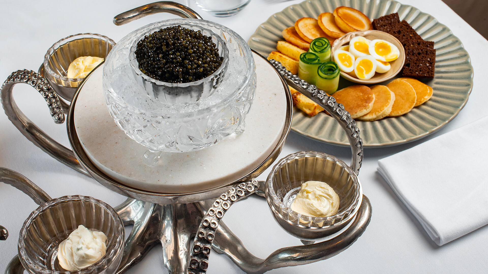 Caviale nero con pancake, pane, uova di quaglia, cetrioli, crema di formaggio e due tipi di burro - classico e al tartufo - serviti nel ristornate "London" di Sochi