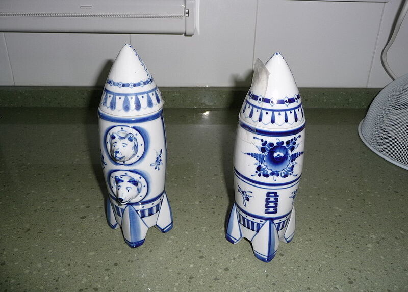 Cerâmica de Gje celebrando o voo dos dois cães espaciais
