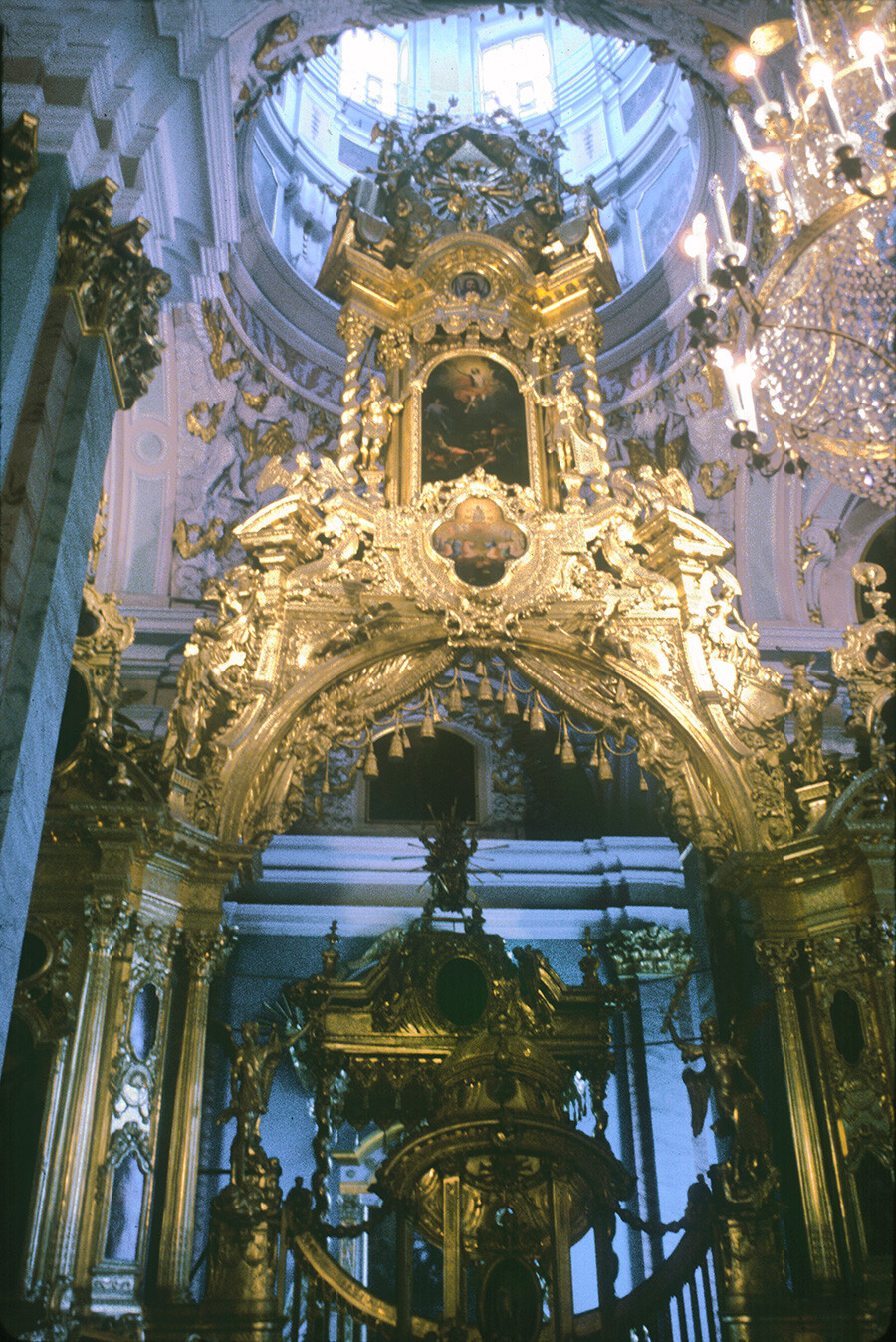 Cattedrale dei Santi Pietro e Paolo. Iconostasi a forma di arco di trionfo davanti all'altare principale. 9 aprile 1984