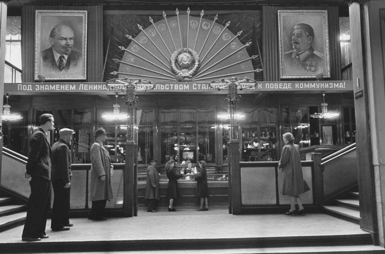 ‘TsUM’s main stairs, 1946.