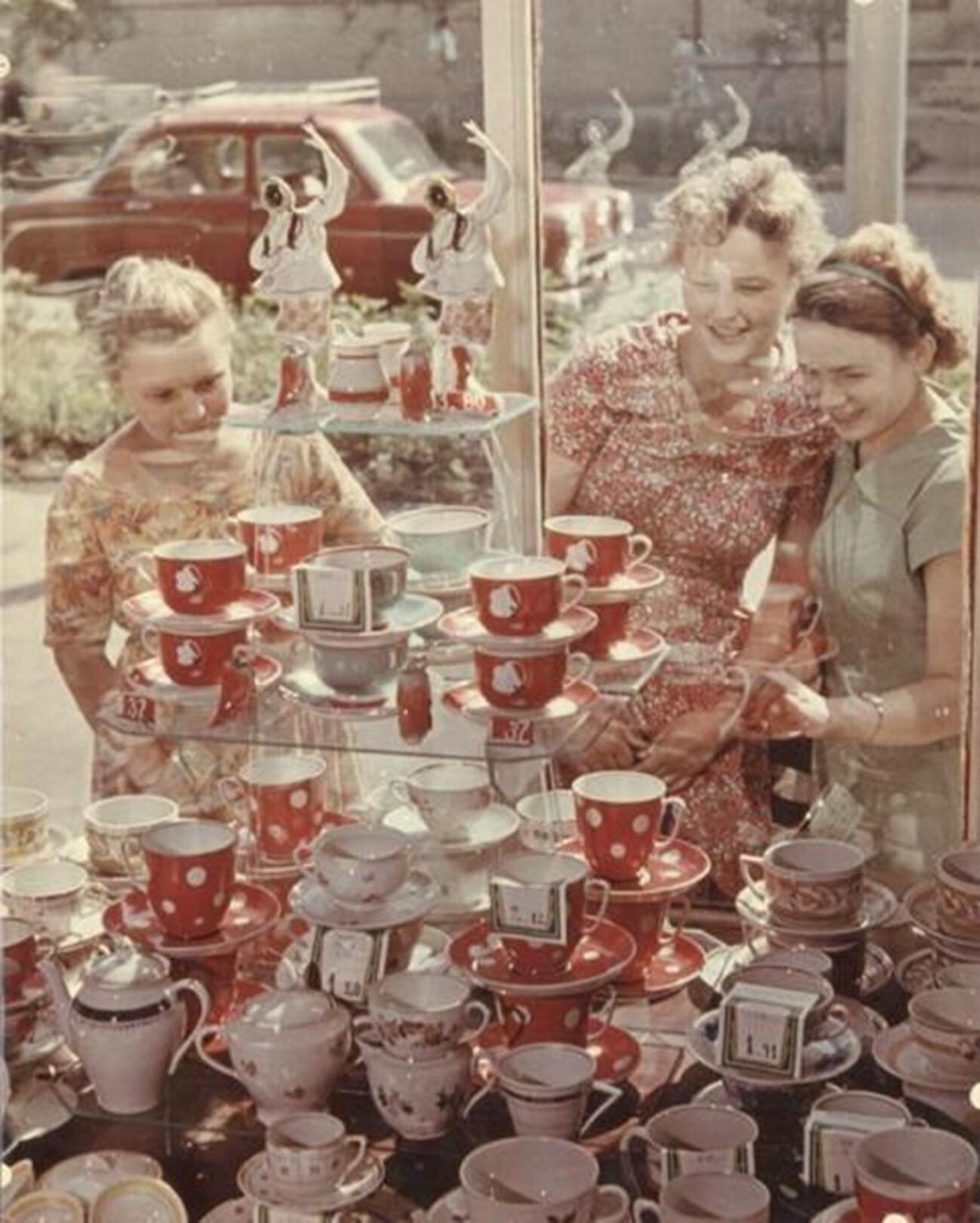 A store window with dishes, 1960s.