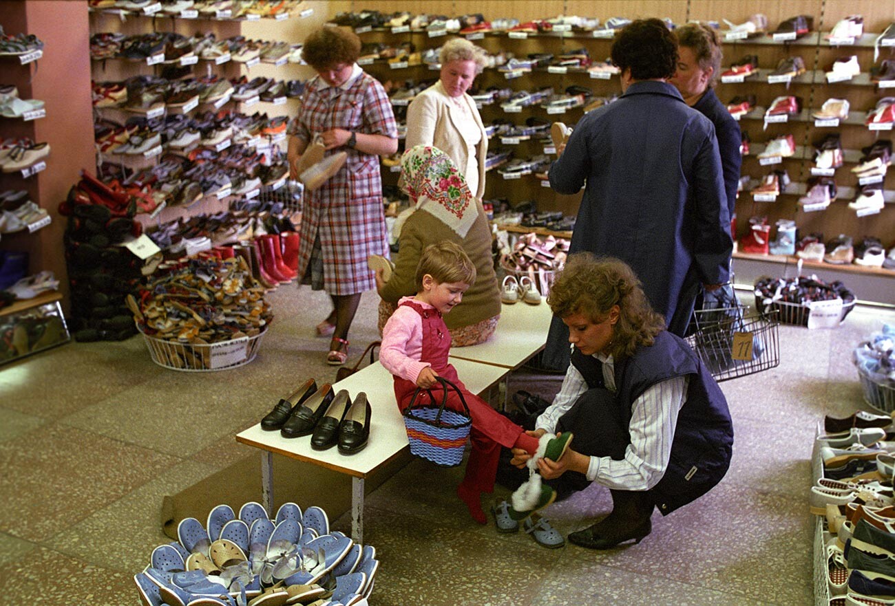 Mesto Sovjetsk, Kaliningrajska regija. Delegatka XIX vsezvezne konference KPSZ (28. junij-1. julij 1988), šivilja Margarita Ustinova (v centru) s hčerko Iro v trgovini s čevlji