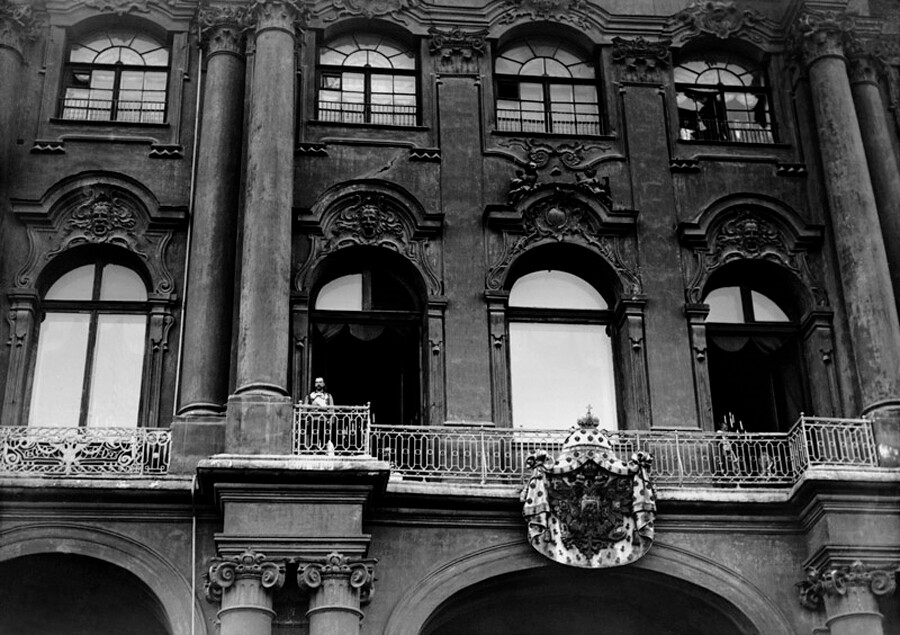Nikolaj II. na balkonu Zimskega dvorca pred razglasitvijo manifesta o vstopu Rusije v vojno, 20. julij 1914 /