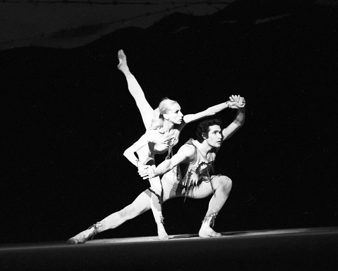 Ansambel Balet Leningrad, penari Anna Osipova dan John Markovsky dalam sebuah adegan dari balet Broken Song (1979).