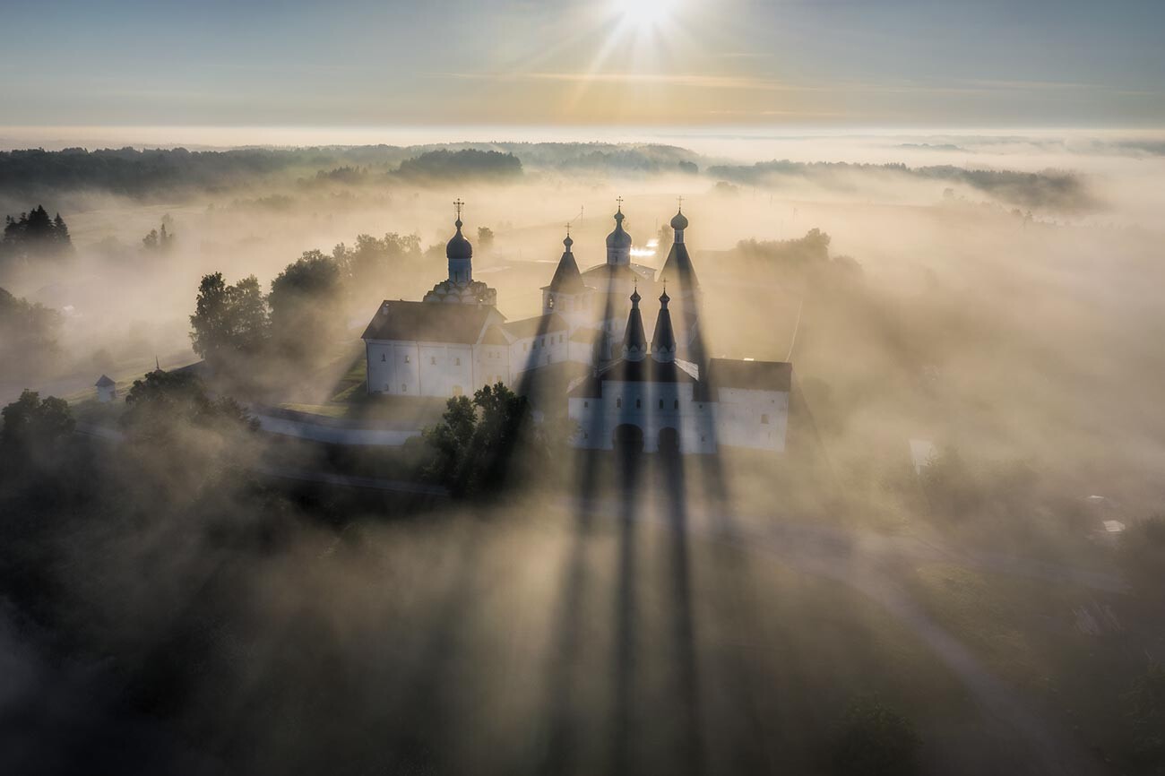 「フェラポントフ修道院の霧の朝」－ドミトリー・アルヒポフ。ロシア最古の修道院のひとつで、イコン画のアンドレイ・ルブリョフ派に属するディオニュシウスによる16世紀のフレスコ画が現存している。このヴォログダ州の光景を写した作品が、「俯瞰写真」カテゴリーを勝ち取った