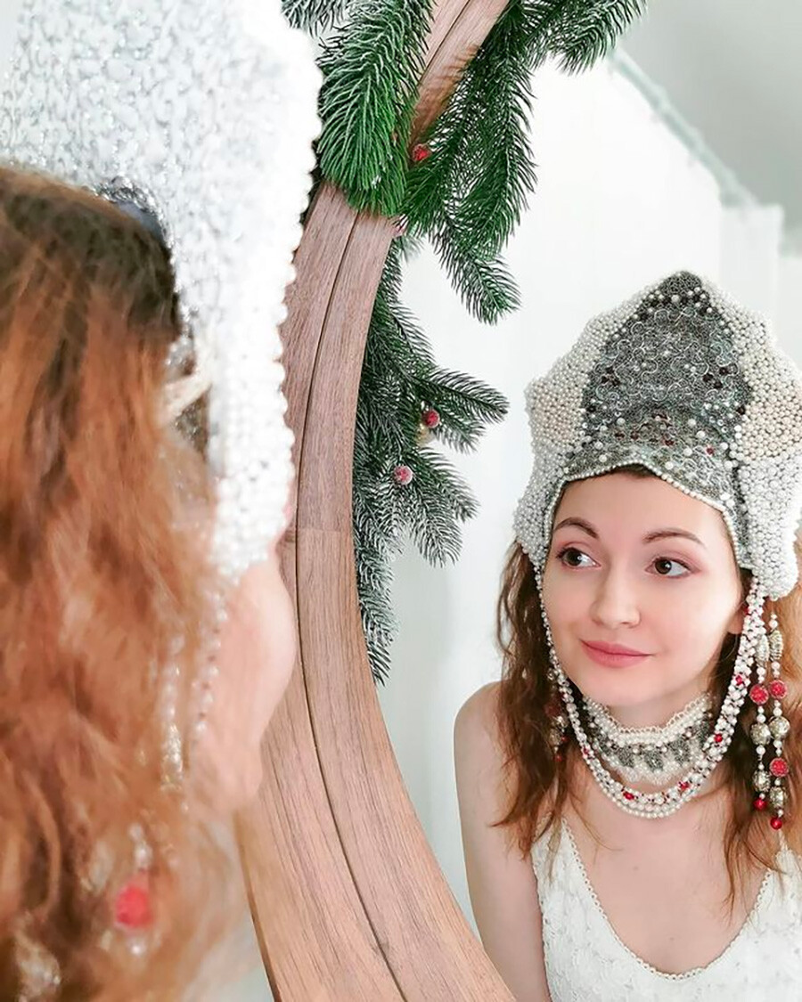 Anna Pestova in her headdress
