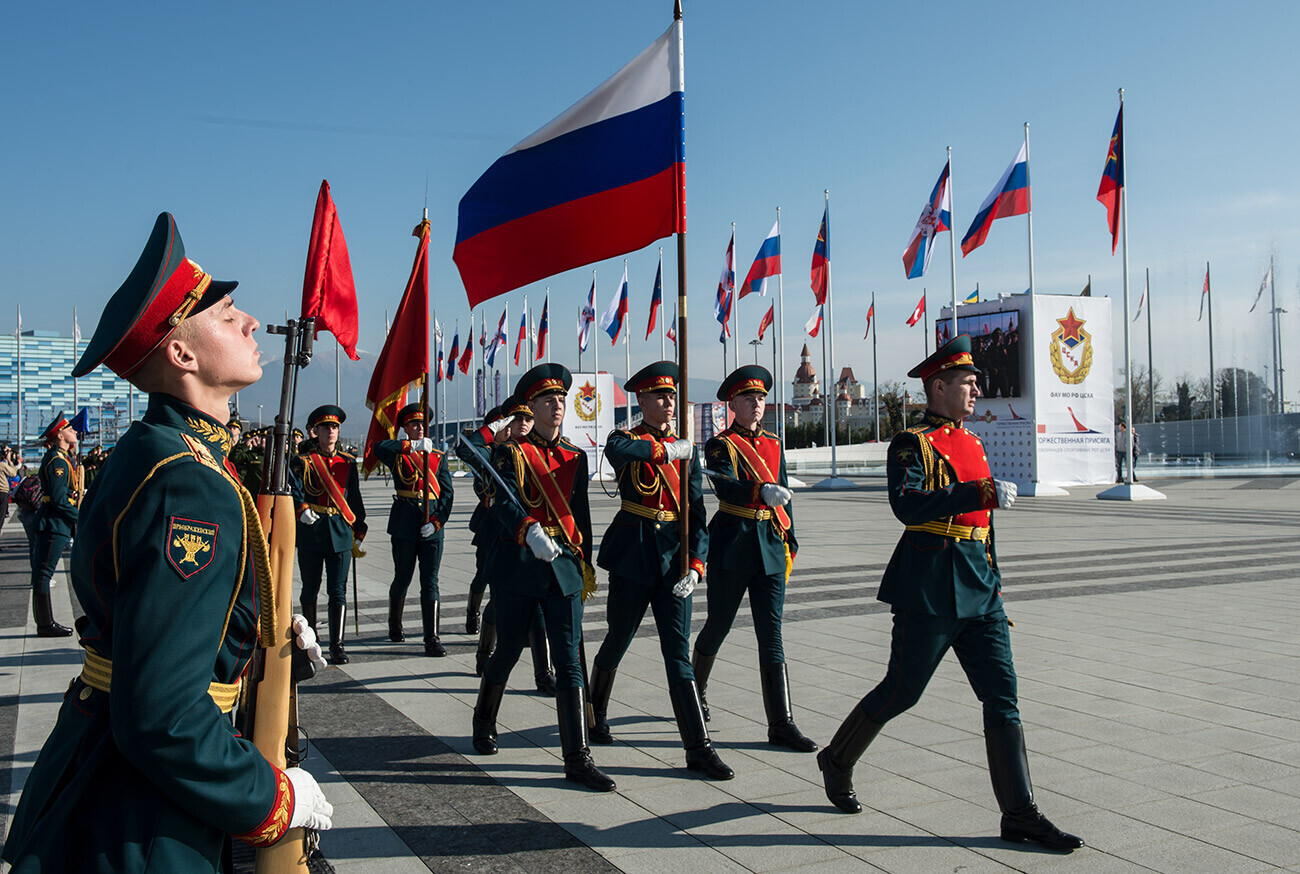 Juramento à bandeira durante cerimônia no Parque Olímpico de Sochi