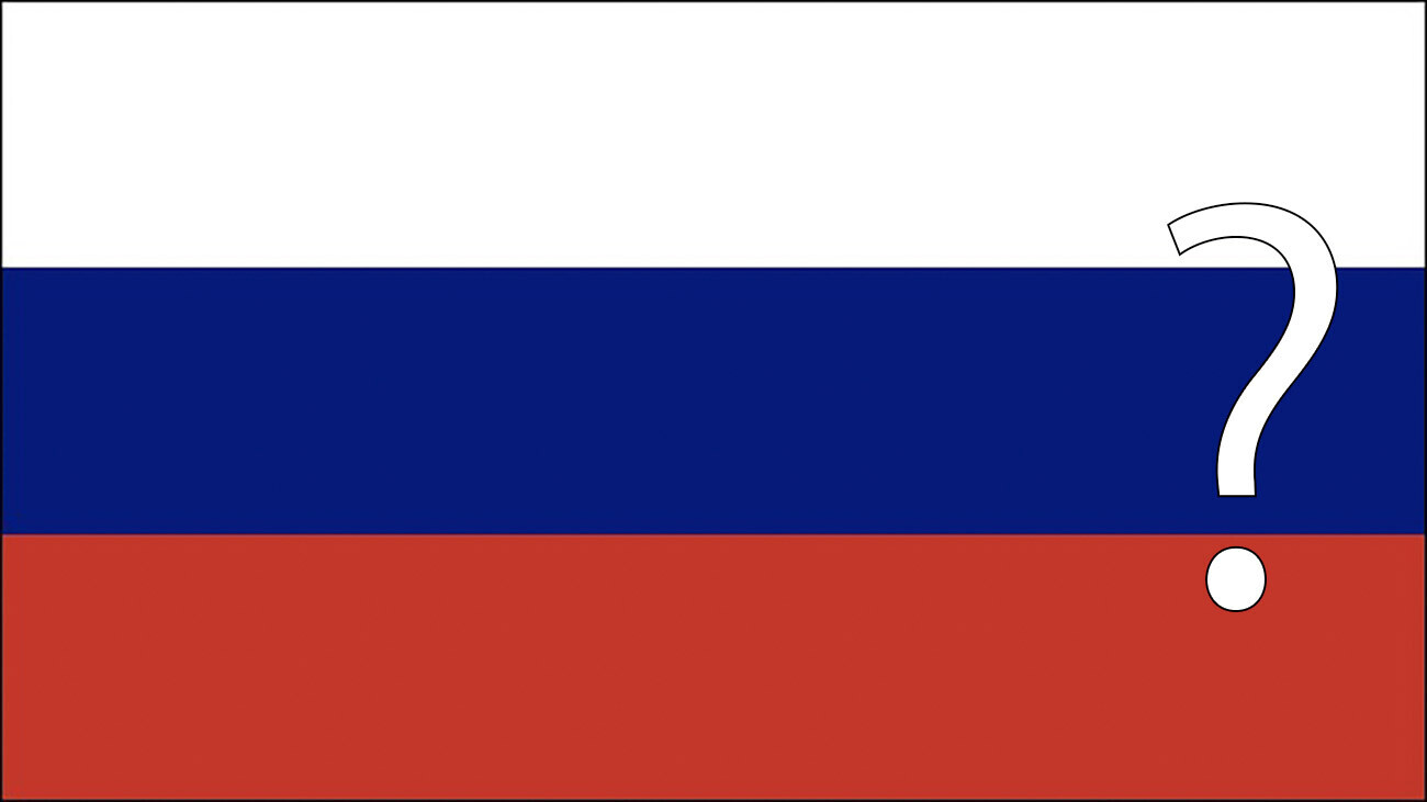 caveira com bandeira da Federação Russa e velho russo uschanka