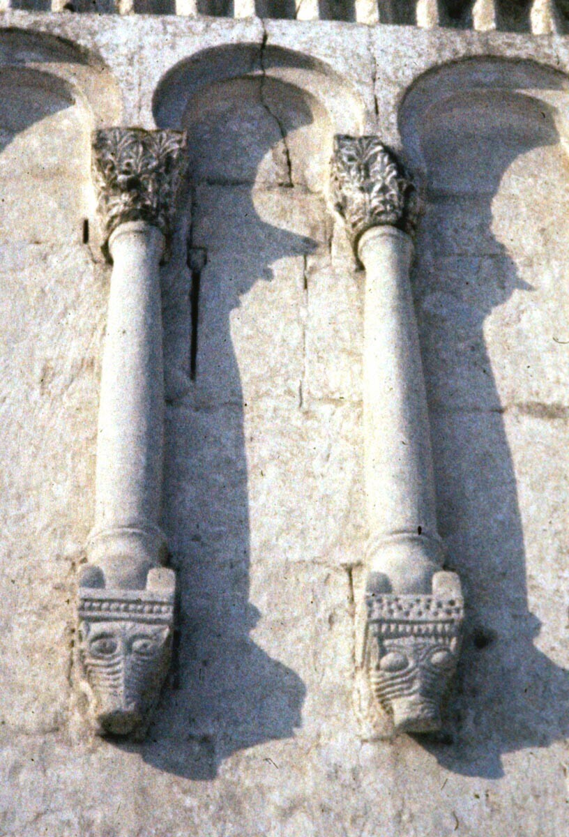 Iglesia de la Intercesión en el Nerl. Fachada sur, friso de la arcada del vano derecho con columnas apoyadas en bloques de consola con tallas de bestias de fantasía. 6 de marzo de 1972. 