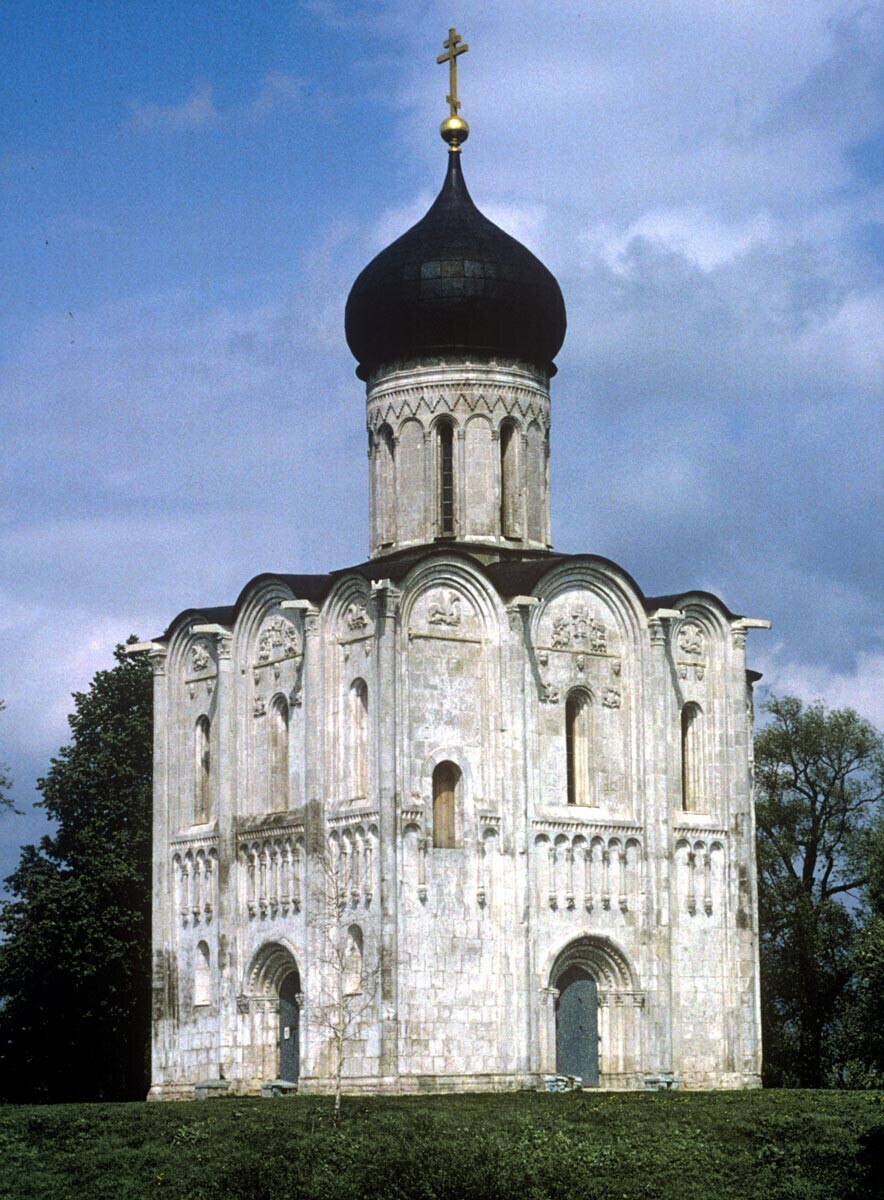  Iglesia de la Intercesión en el Nerl, vista suroeste. 16 de mayo de 1995.