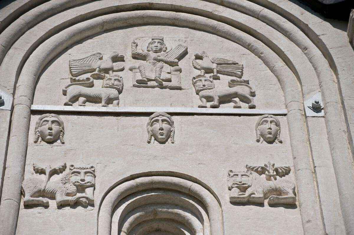 Iglesia de la Intercesión en el Nerl. Fachada oeste, vano central con el rey David, leones y máscaras femeninas. 18 de julio de 2009.