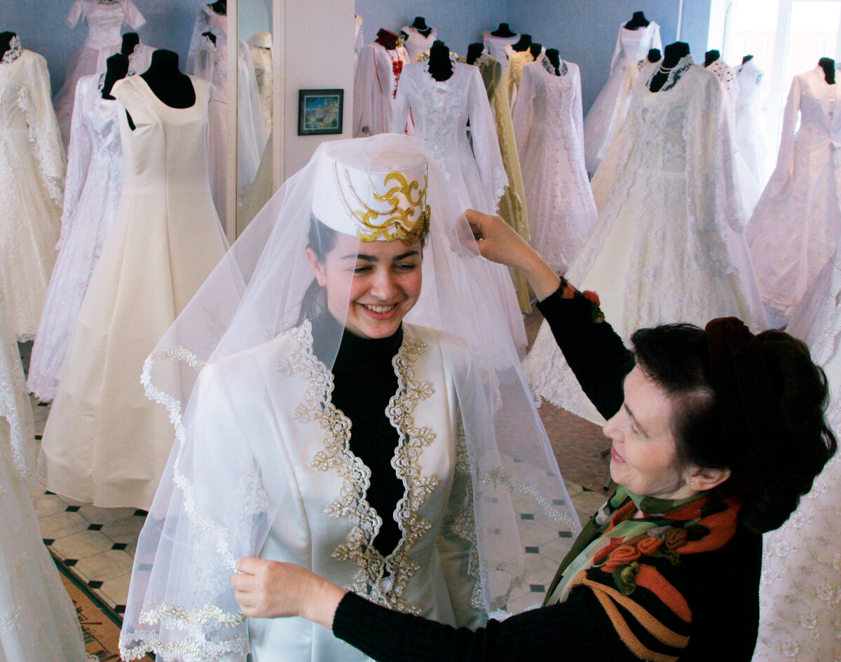 No salão de alfaiataria de vestidos de noiva em Nazran, na Inguchétia