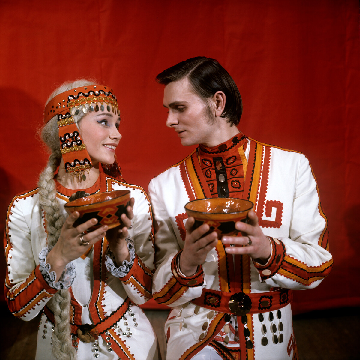 Artistas do Conjunto Estatal de Dança Mari El durante a apresentação da composição vocal e coreográfica Casamento Mari, 1973