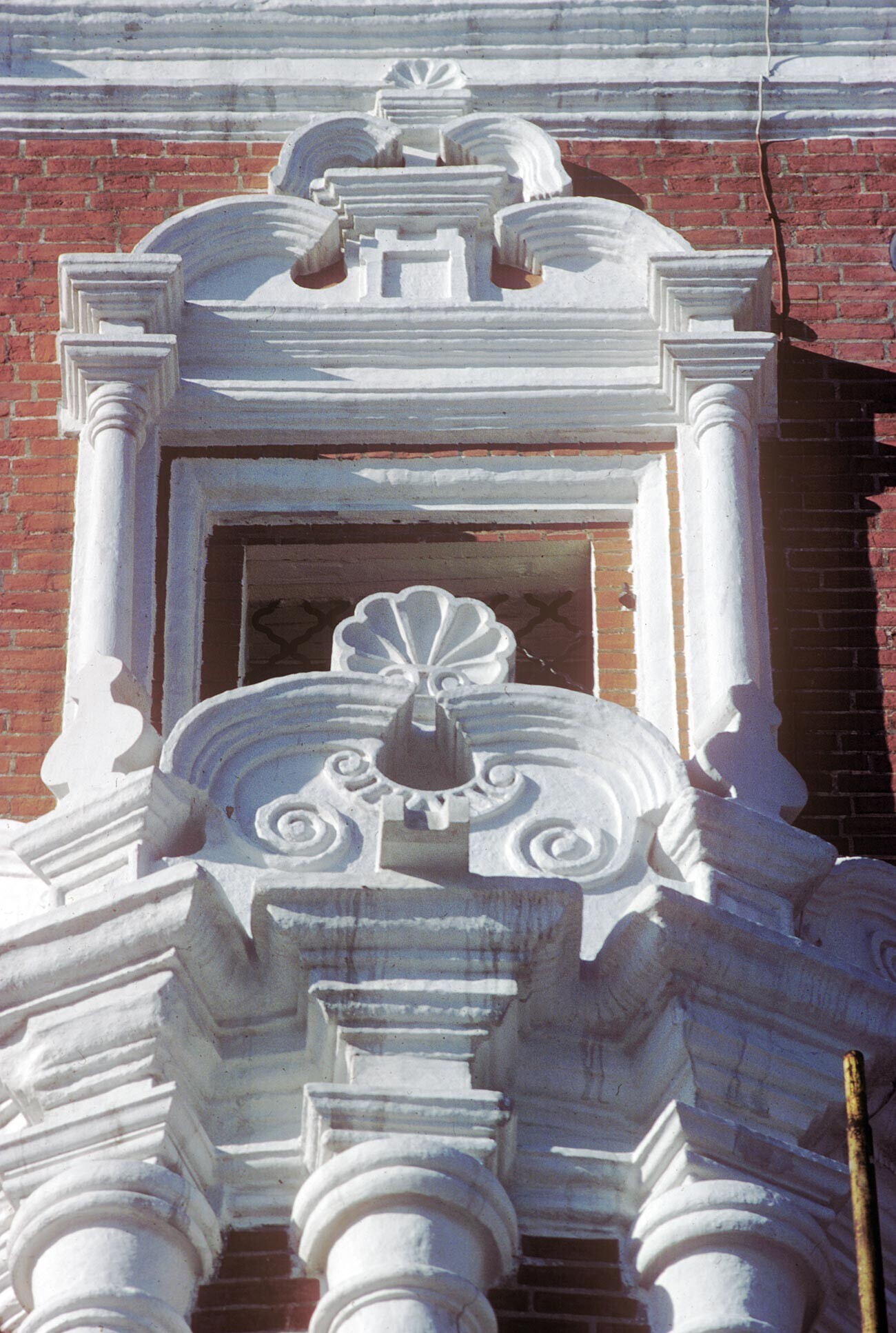 Gereja Syafaat di Fili. Fasad selatan, detail cornice dekoratif. 19 Februari 1980.