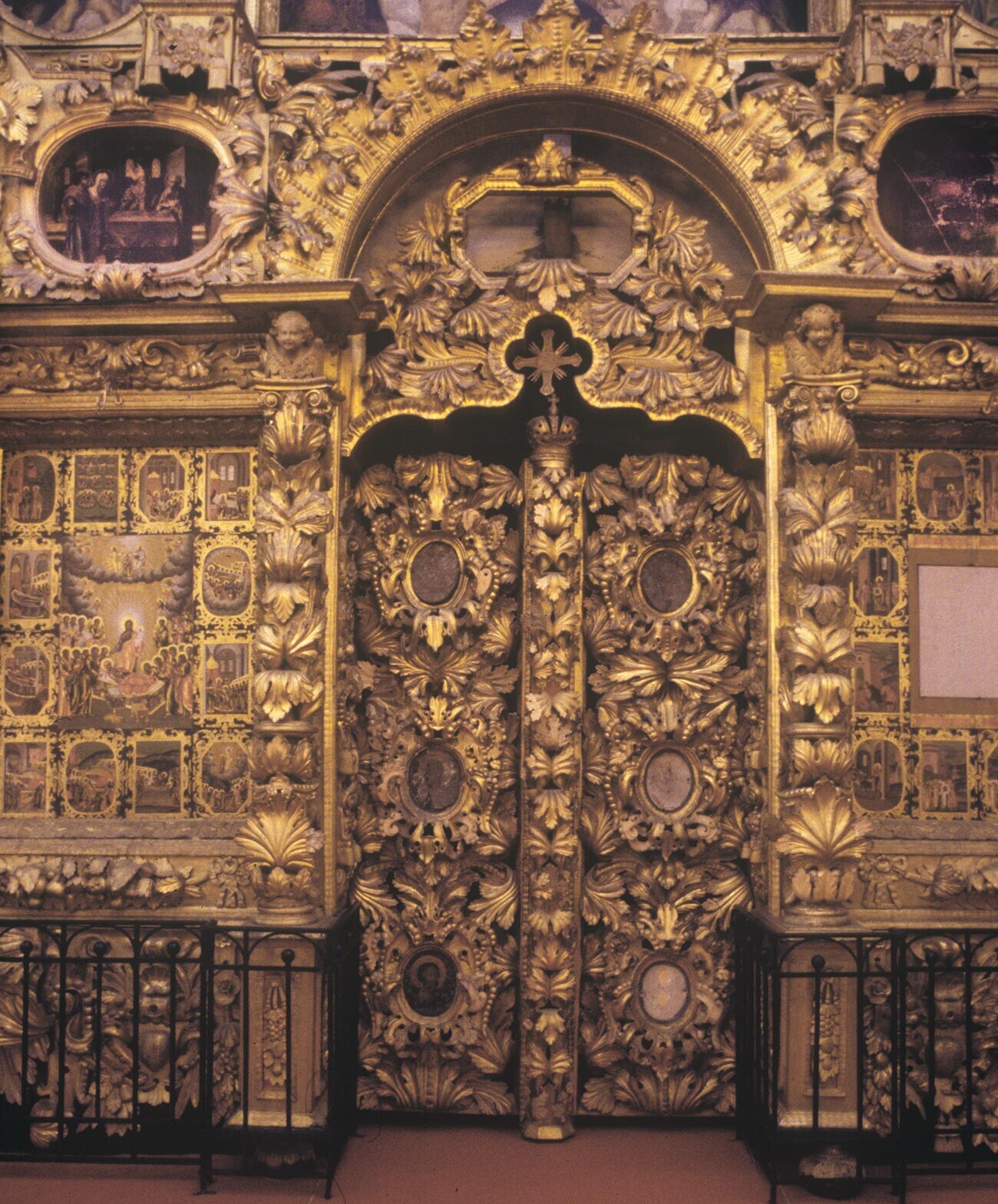 Gereja Syafaat di Fili. Layar ikon, Gerbang Kerajaan (masuk ke ruang altar). 2 Juli 1995.